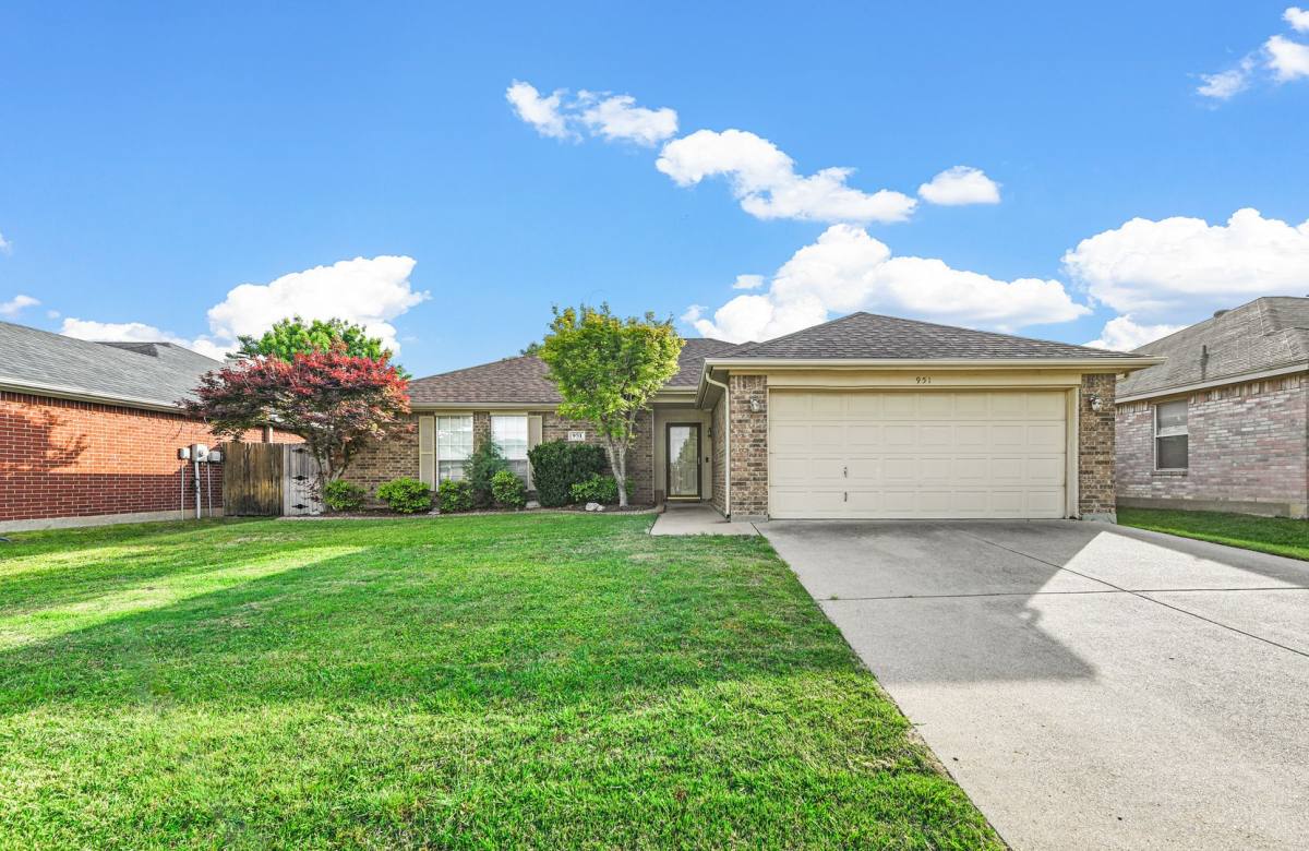 House for rent at 951 Aaron Dr, Burleson, TX 76028