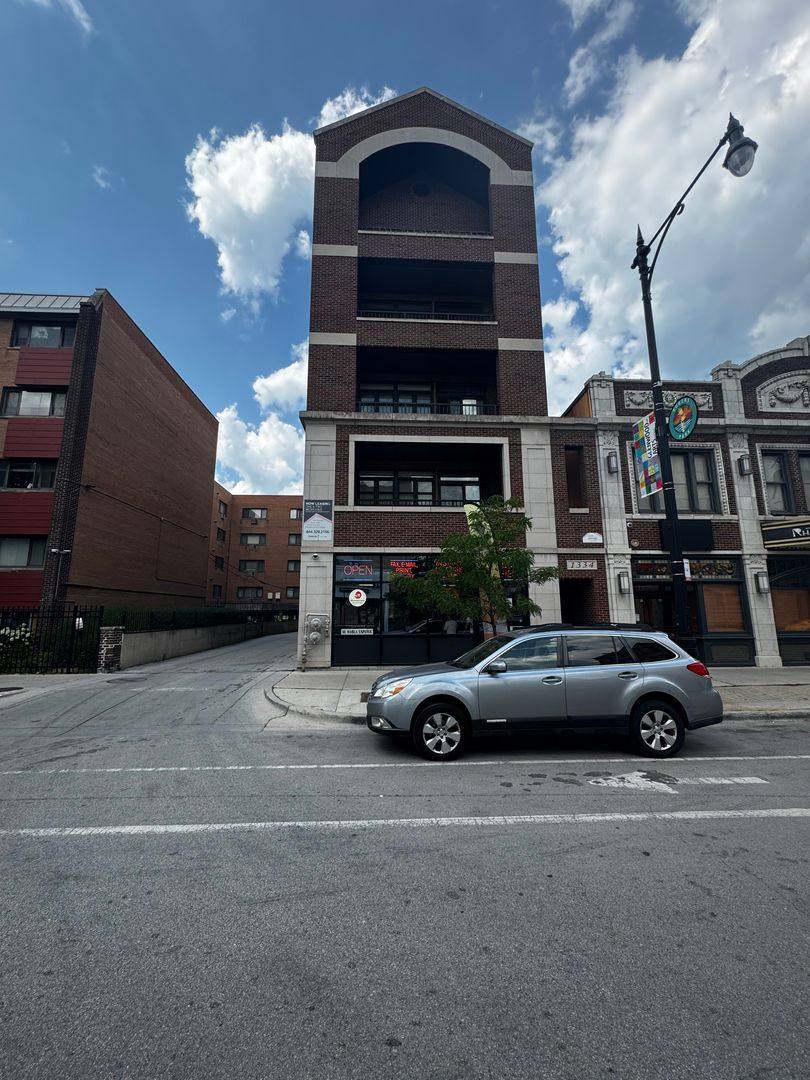 Apartment for rent at 1334-36 W Morse Ave, Chicago, IL 60626