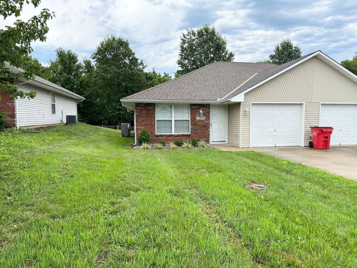 Townhouse for rent at 2808 NW Mill Place, Blue Springs, MO 64015