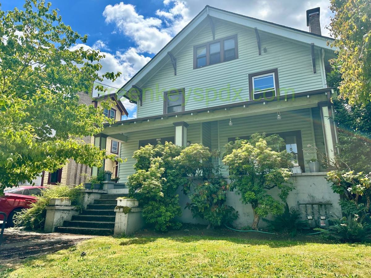House for rent at 1938 NE Weidler St, Portland, OR 97232