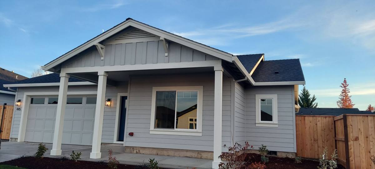 House for rent at 445 Cheney Loop, Central Point, OR 97502