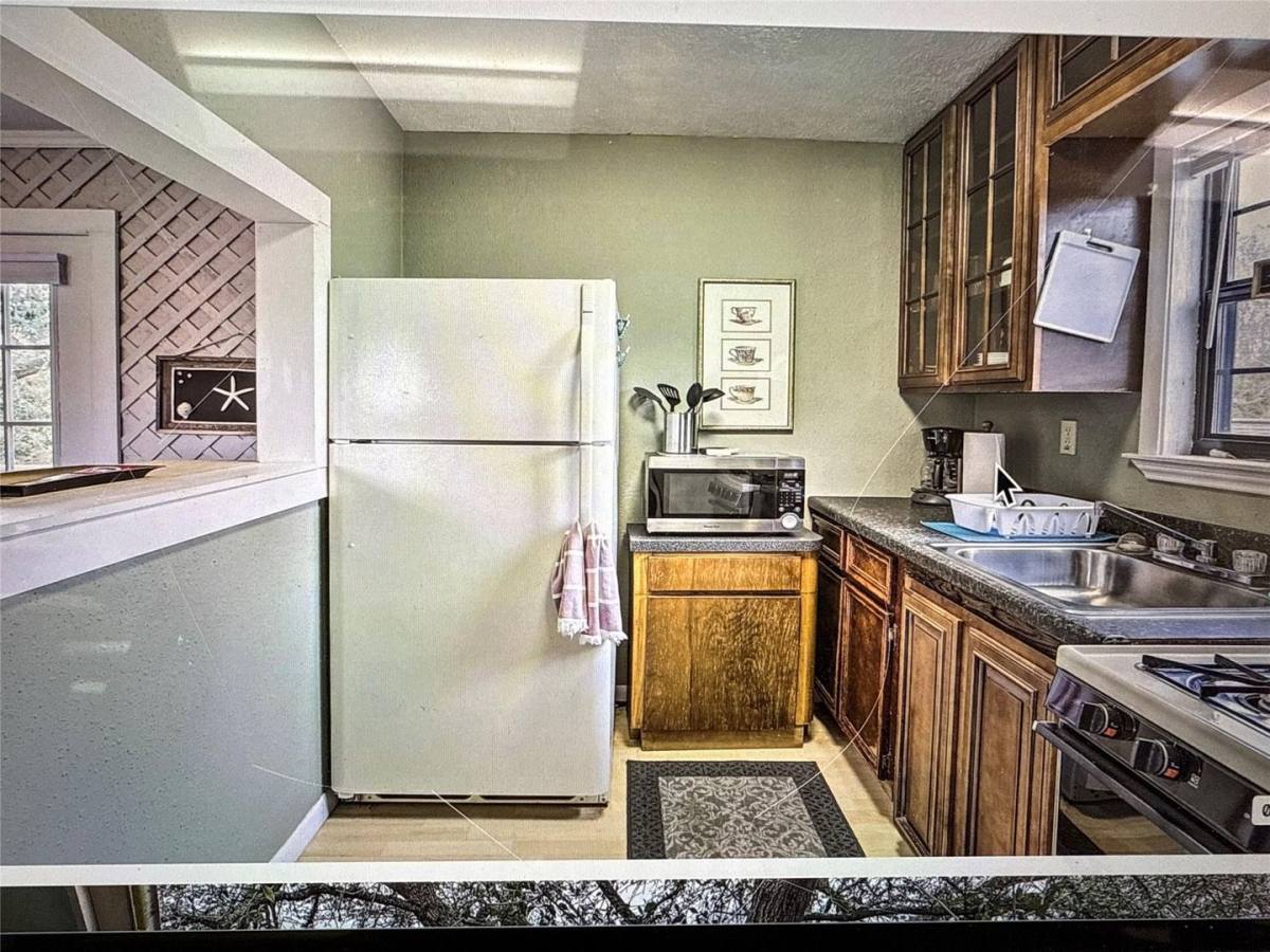 Apartment for rent at 120 5th St, Dickinson, TX 77539