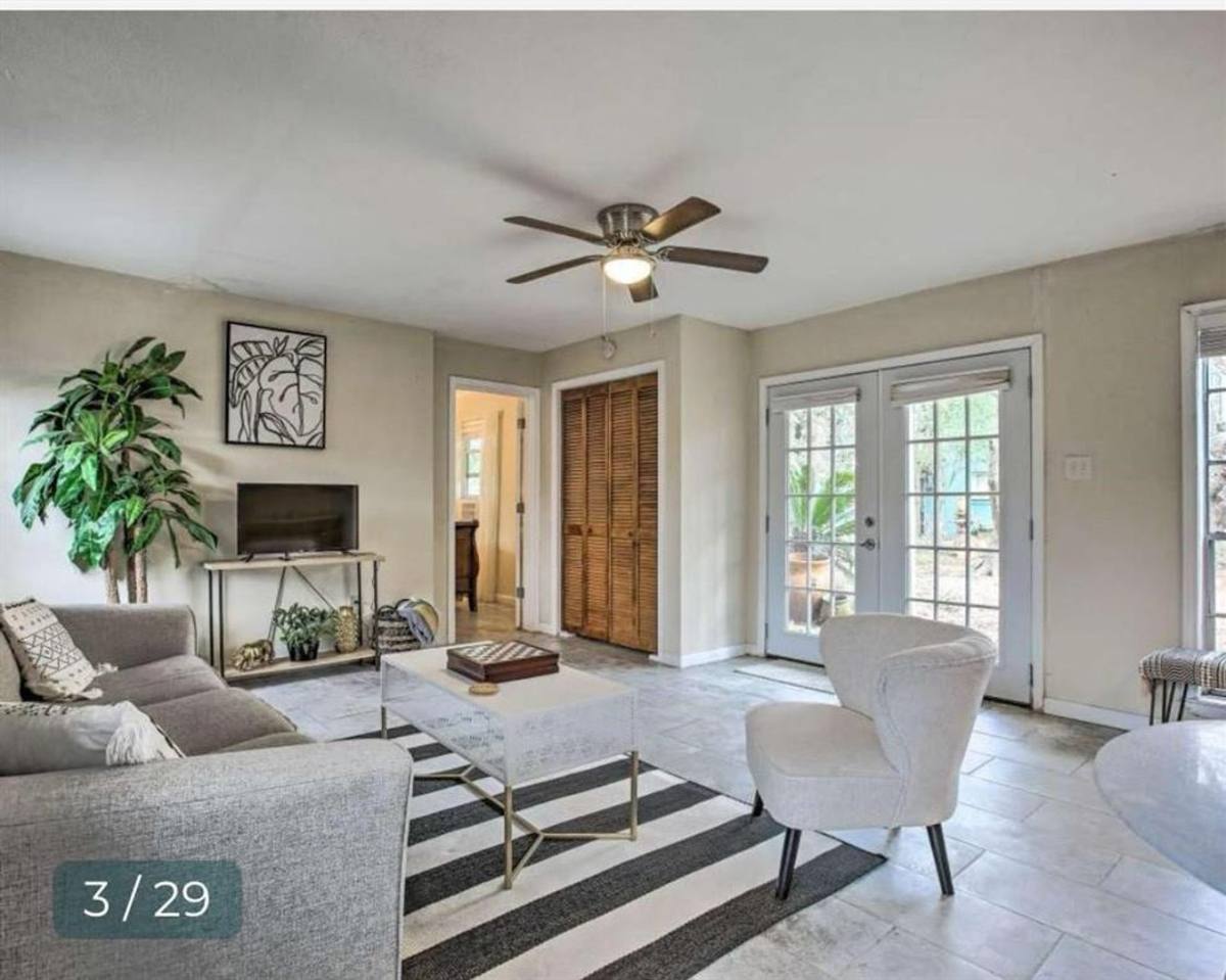 Apartment for rent at 120 5th St, Dickinson, TX 77539