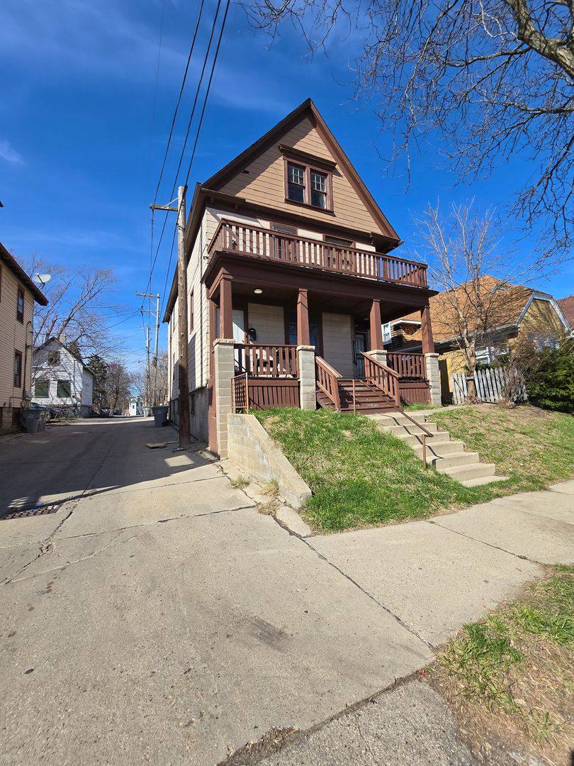 Apartment for rent at 418 E Chambers St, Milwaukee, WI 53212