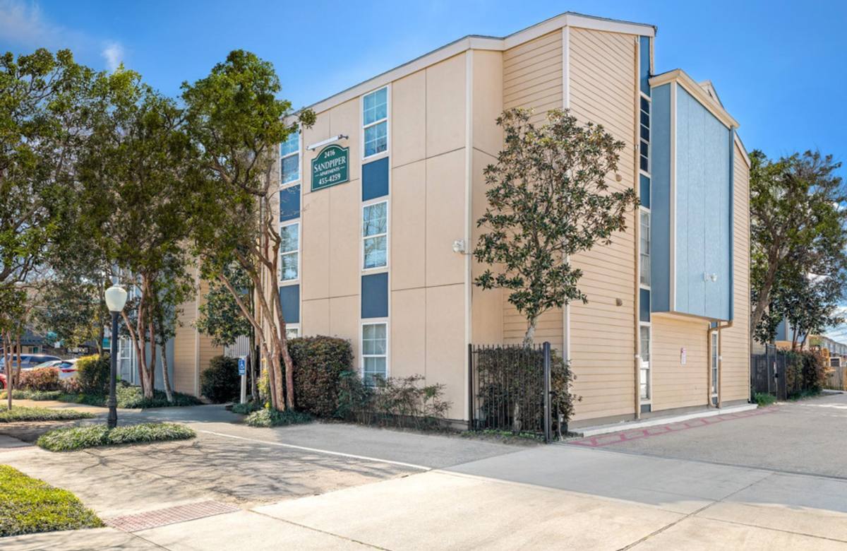 Apartment for rent at 2416 Pasadena Ave, Metairie, LA 70001