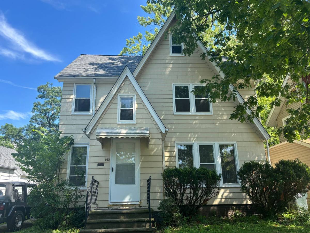 House for rent at 913 Greyton Rd, Cleveland, OH 44112