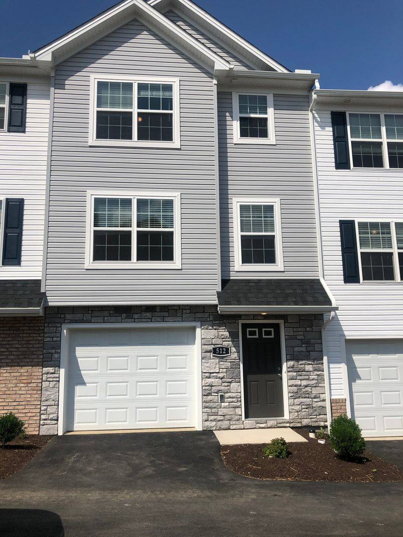 Townhouse for rent at 514 Western Ave, Red Lion, PA 17356