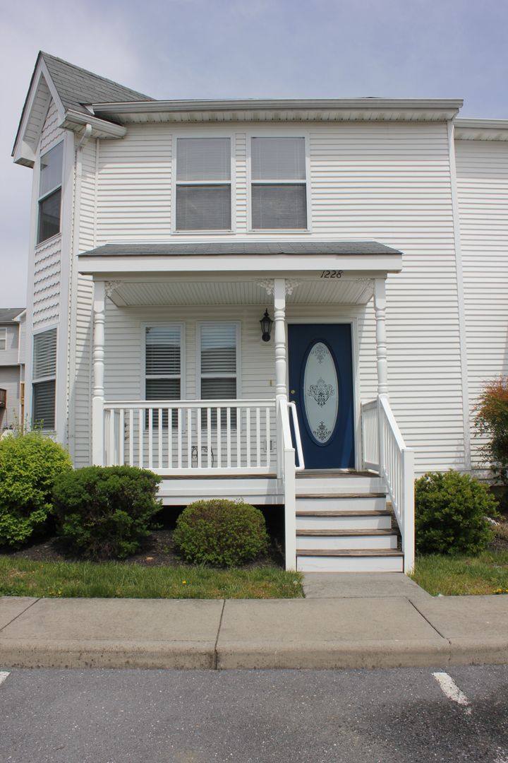 1228 Victorian Village Dr, Harrisonburg, VA 22802