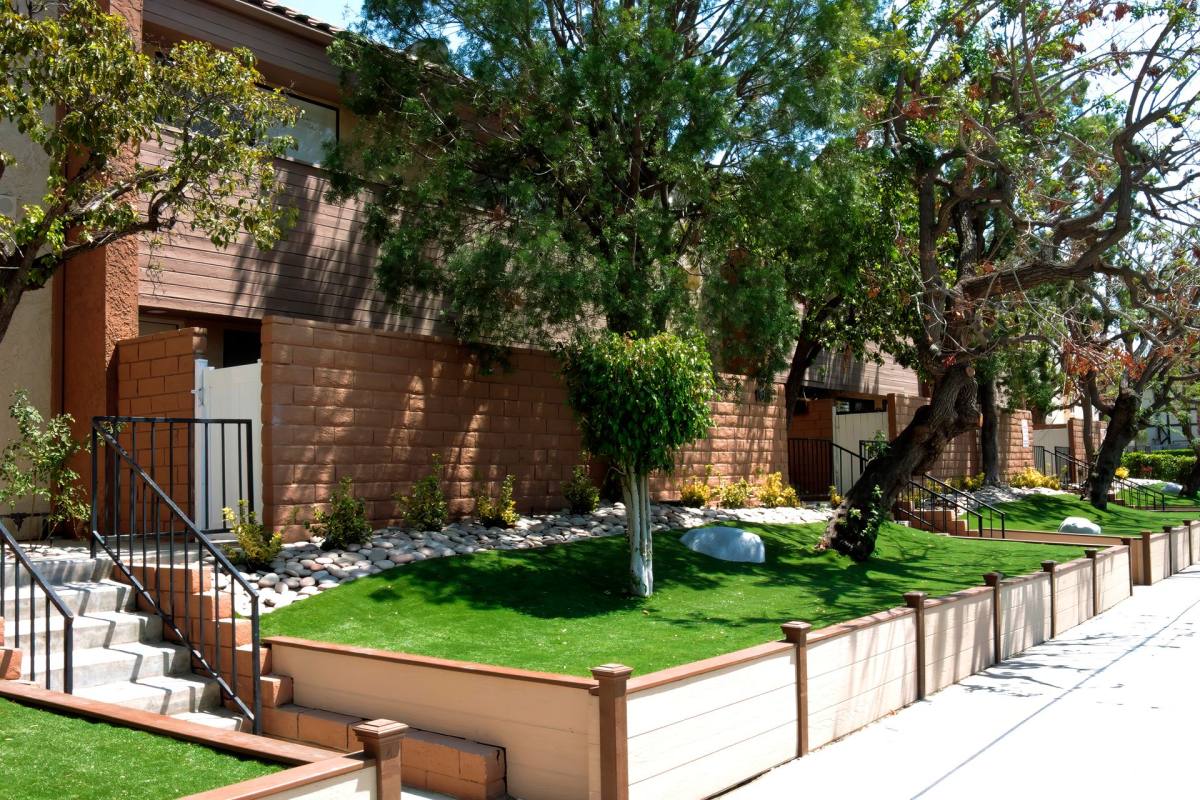 Townhouse for rent at 10230 Independence Ave, Chatsworth, CA 91311