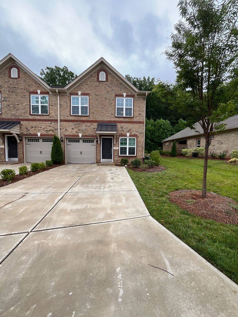 Townhouse for rent at 2970 York Place Dr, Walkertown, NC 27051