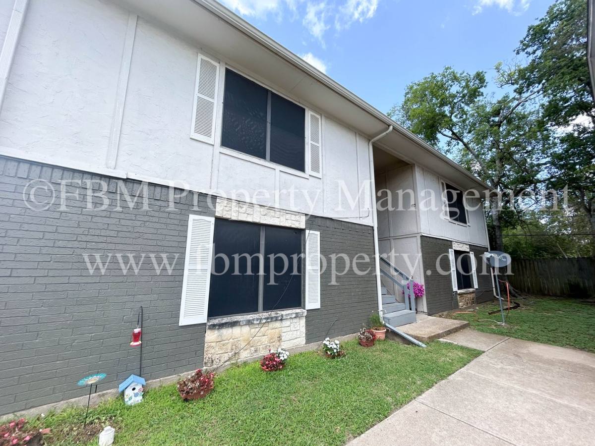 Apartment for rent at 1207 N Clay St, Ennis, TX 75119