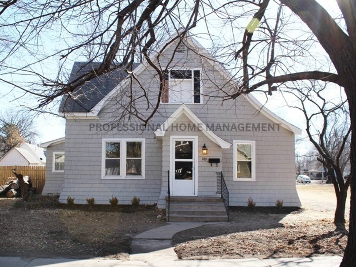 House for rent at 709 E 9th Ave, Winfield, KS 67156