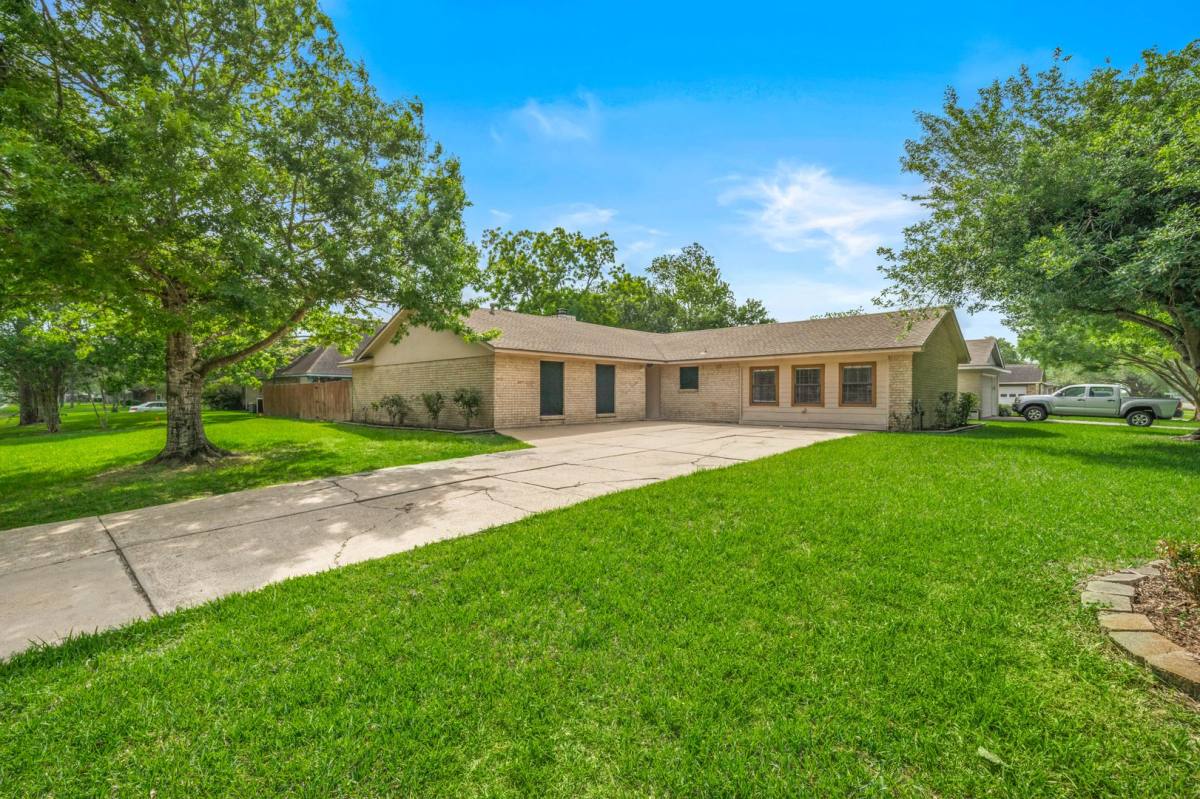 House for rent at 4915 Kentington, Alvin, TX 77511