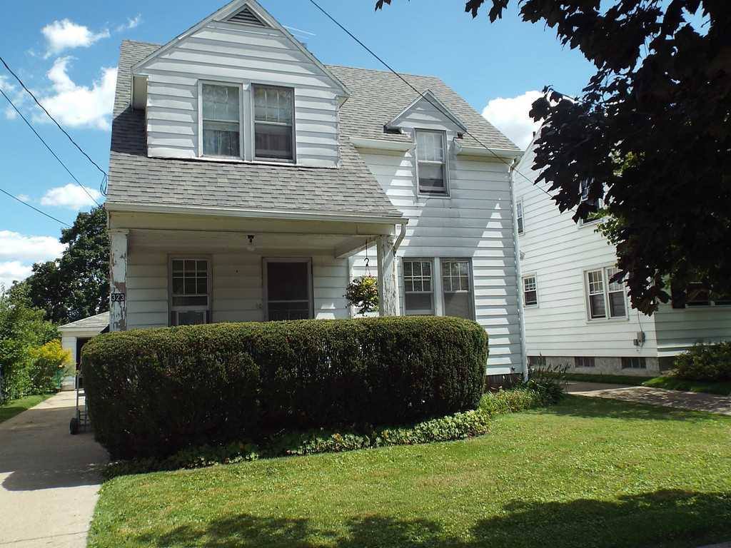 House for rent at 323 Hillview Dr, Rossford, OH 43460