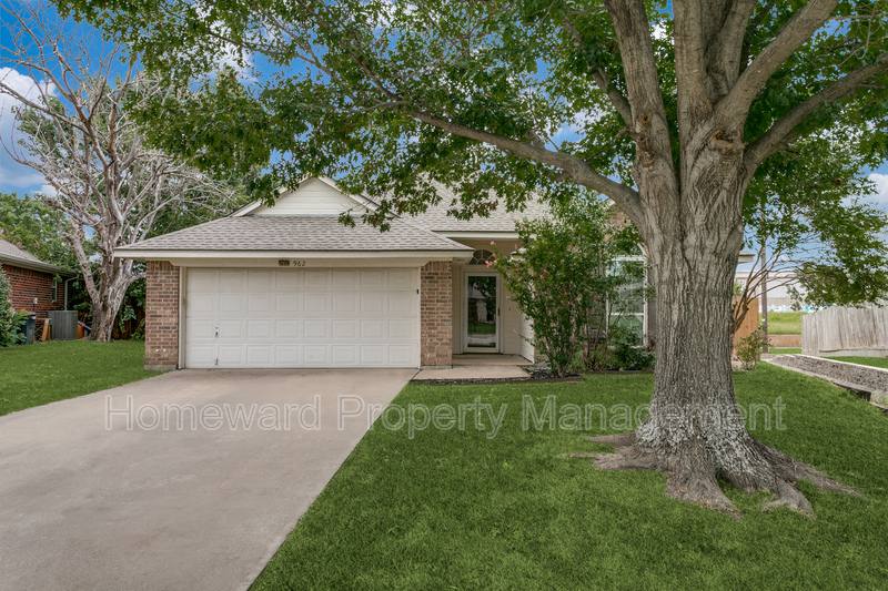 House for rent at 962 Meadow Circle S, Keller, TX 76248