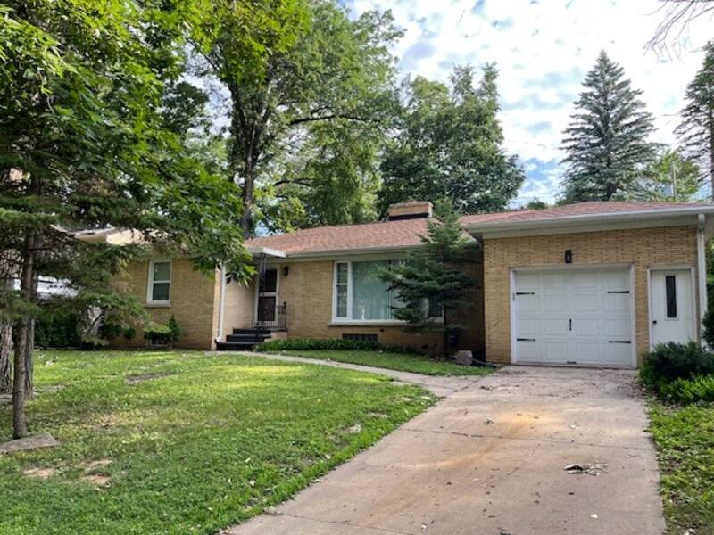 House for rent at 223 Oak Hill Dr, Green Bay, WI 54301