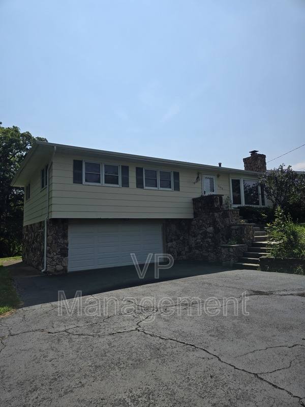 House for rent at 1109 33rd St, Bettendorf, IA 52722