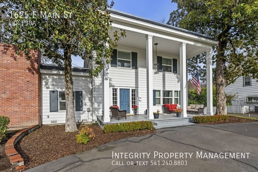 House for rent at 1625 E Main St, Medford, OR 97504