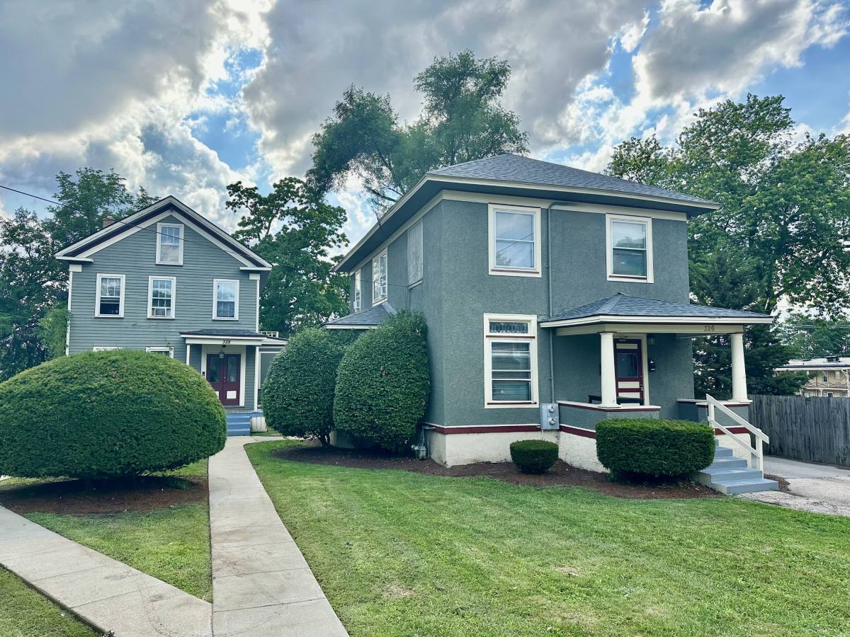 Apartment for rent at 326 Raymond St #1, Elgin, IL 60120