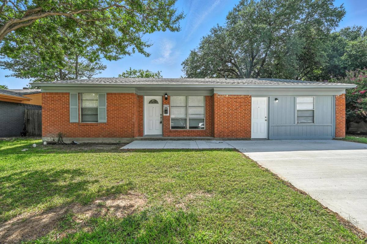 House for rent at 1109 Lexington Dr, Irving, TX 75061