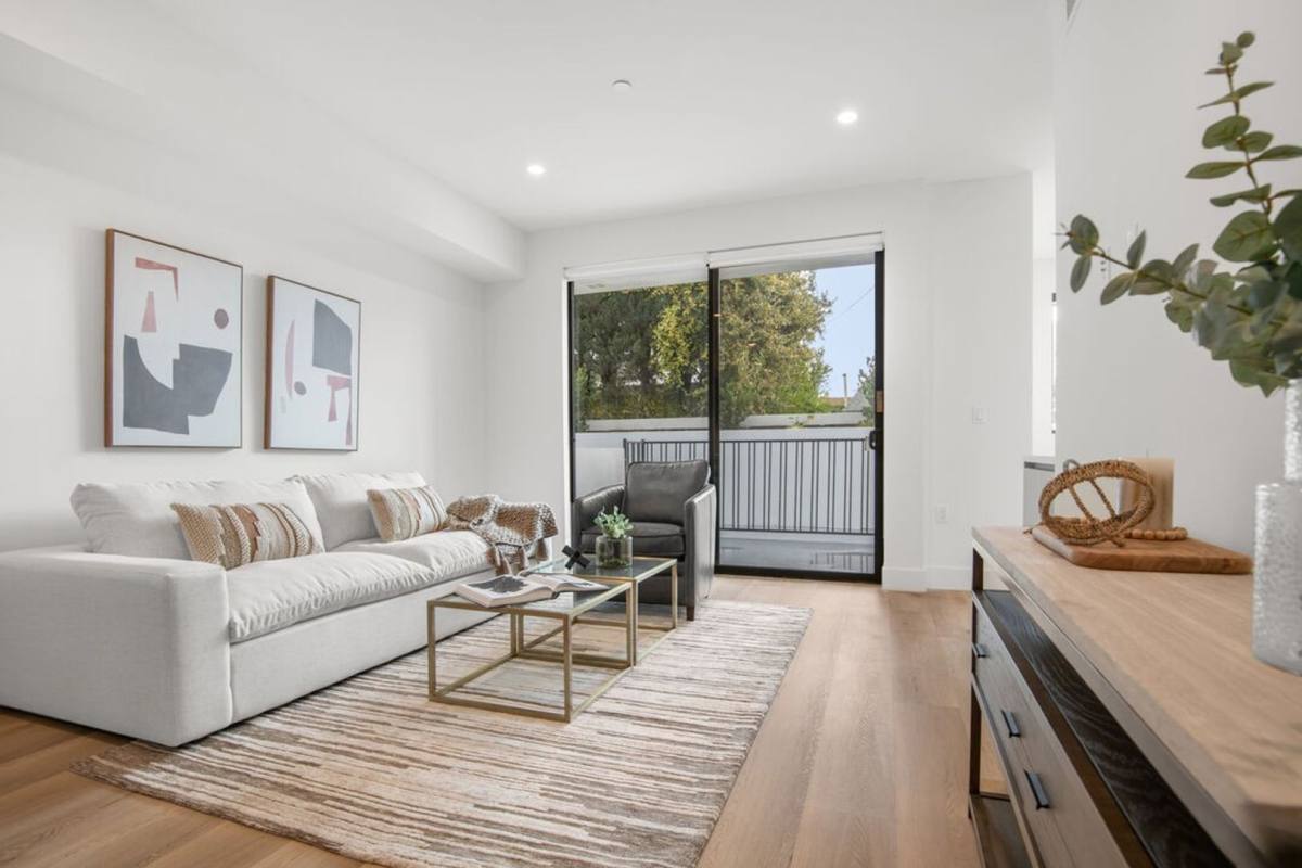 Apartment for rent at 8326 Blackburn Ave, Los Angeles, CA 90048