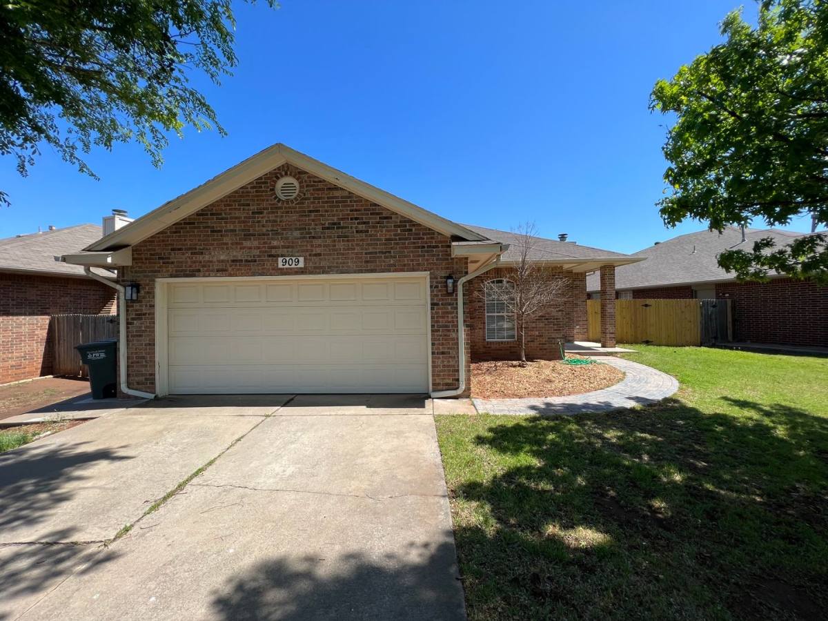 House for rent at 909 W Pruett Dr, Edmond, OK 73003