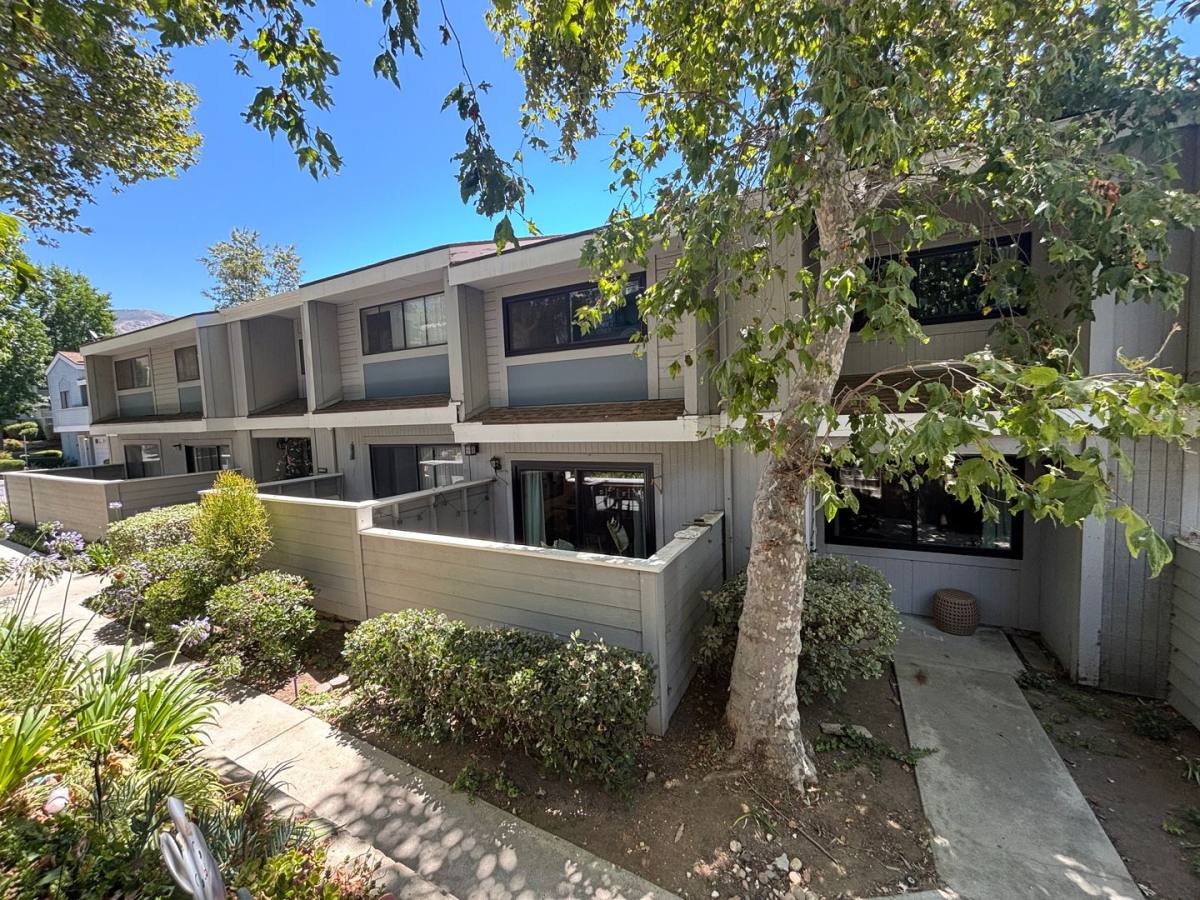 Townhouse for rent at 13091 Hubbard St, Sylmar, CA 91342