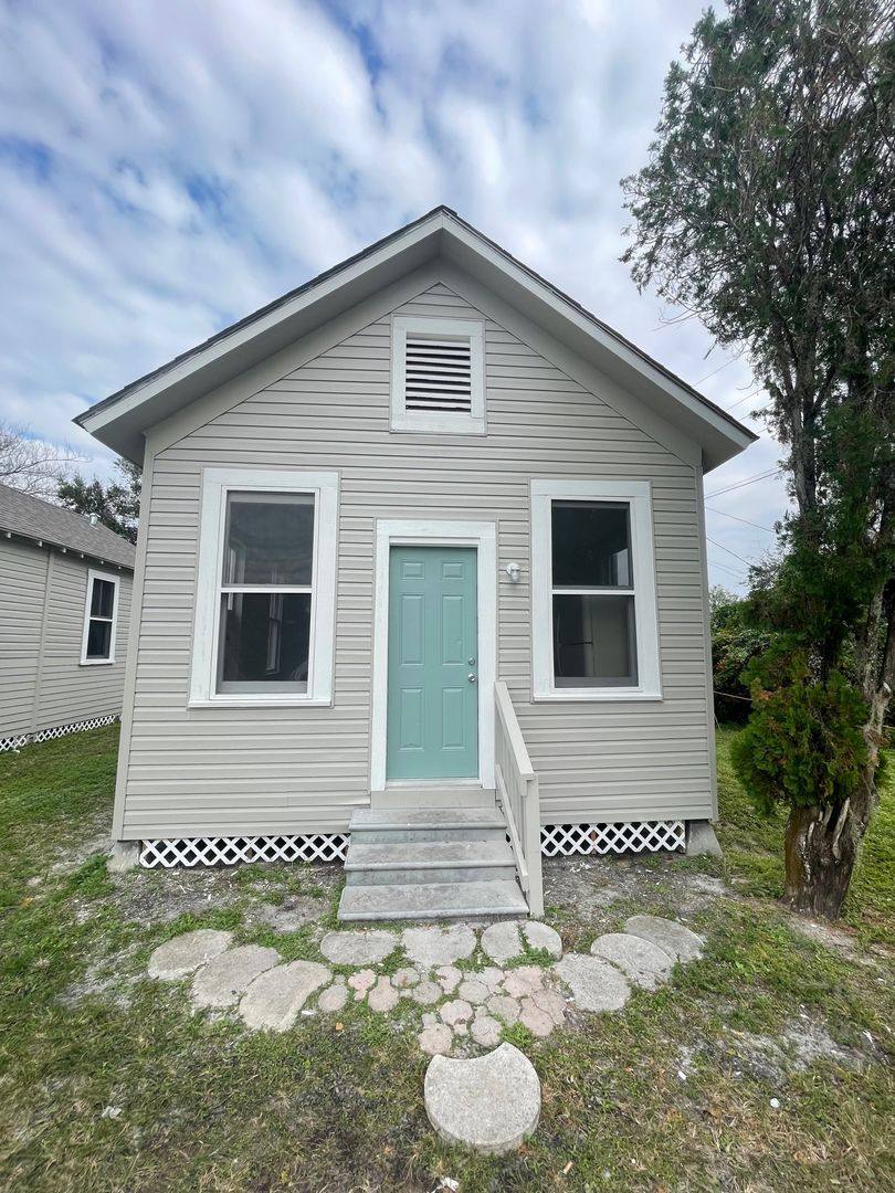Apartment for rent at 2212 32nd Ave E, Bradenton, FL 34208