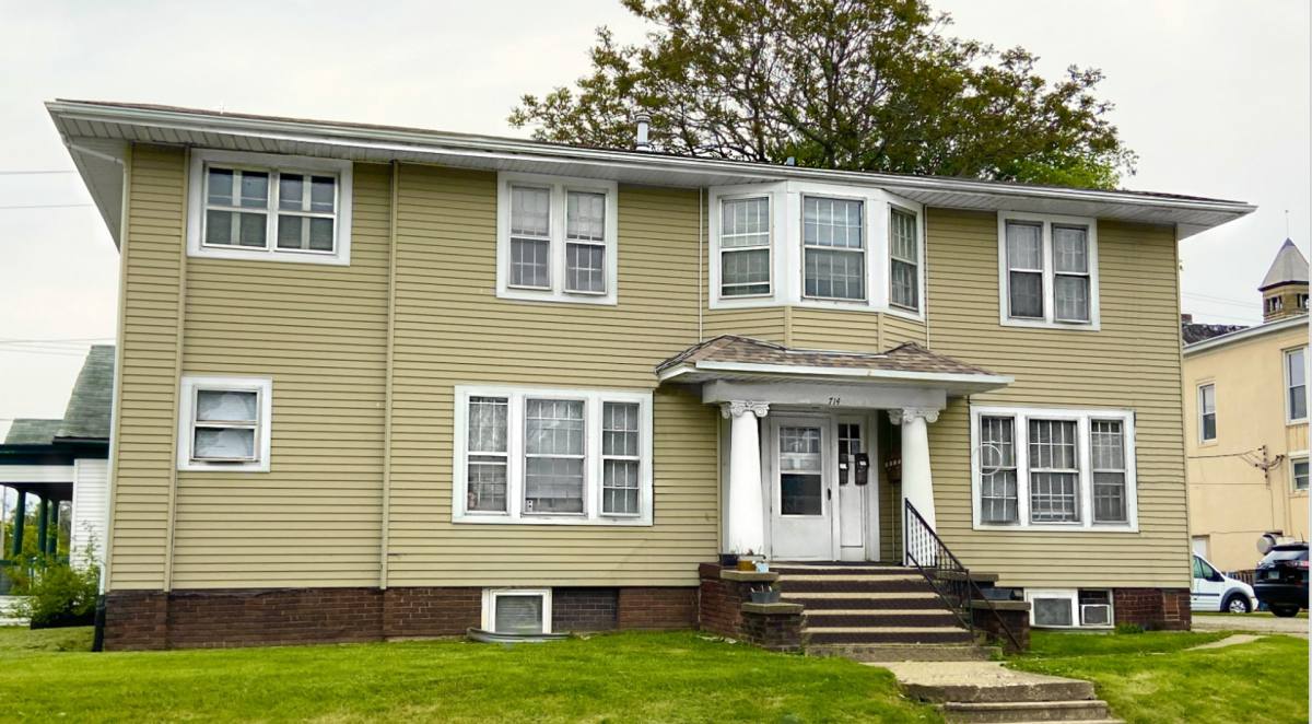 Apartment for rent at 714 Madison, Charleston, IL 61920