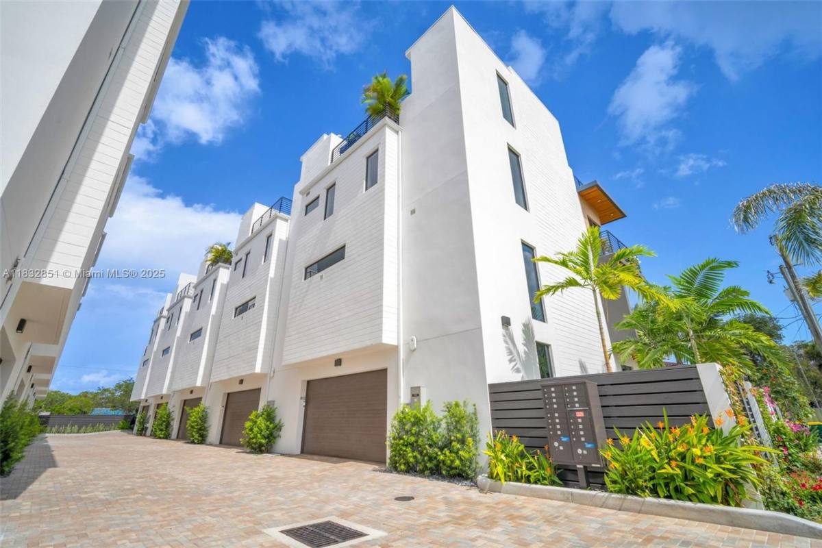 Townhouse for rent at 820 NE 2nd St, Fort Lauderdale, FL 33301