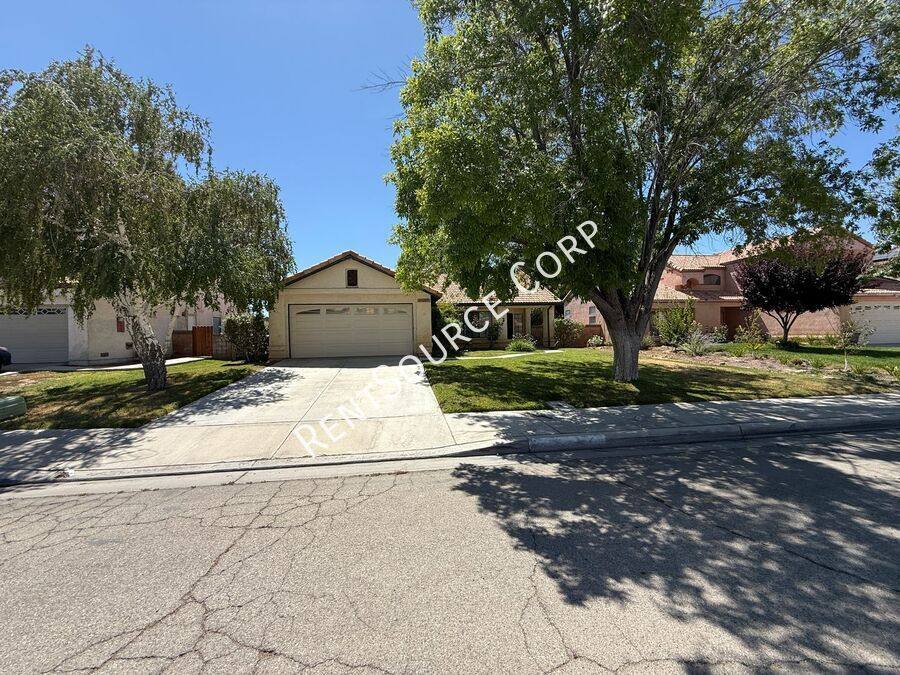 House for rent at 44249 Halcom Ave, Lancaster, CA 93536