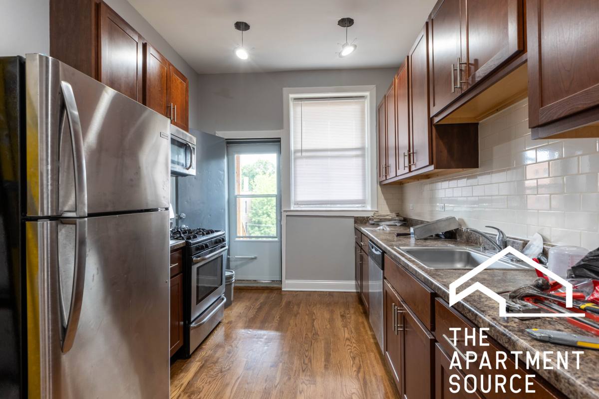 Apartment for rent at 906 W Montrose Ave #3, Chicago, IL 60613