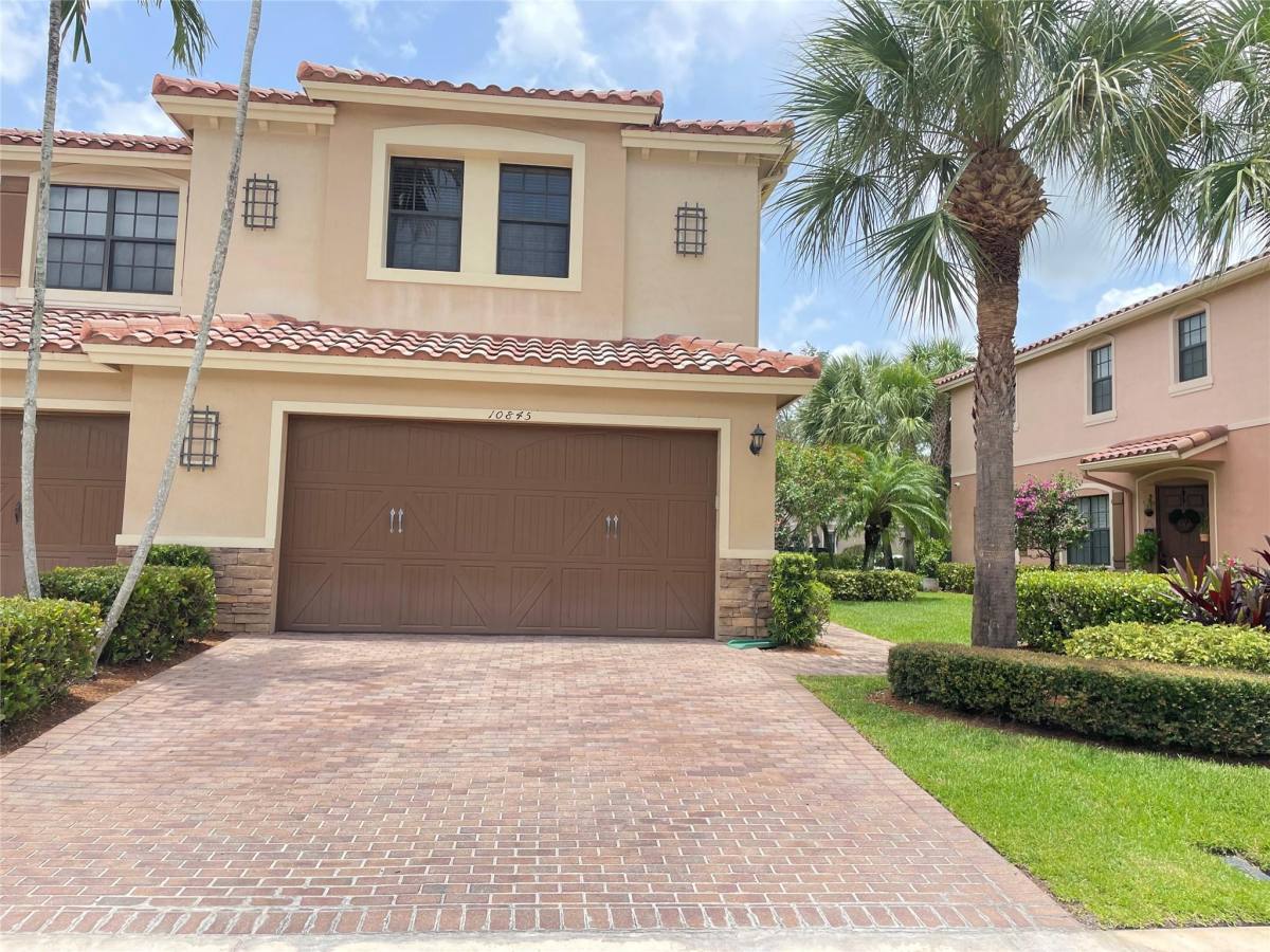 Townhouse for rent at 10845 NW 74th Dr, Pompano Beach, FL 33076