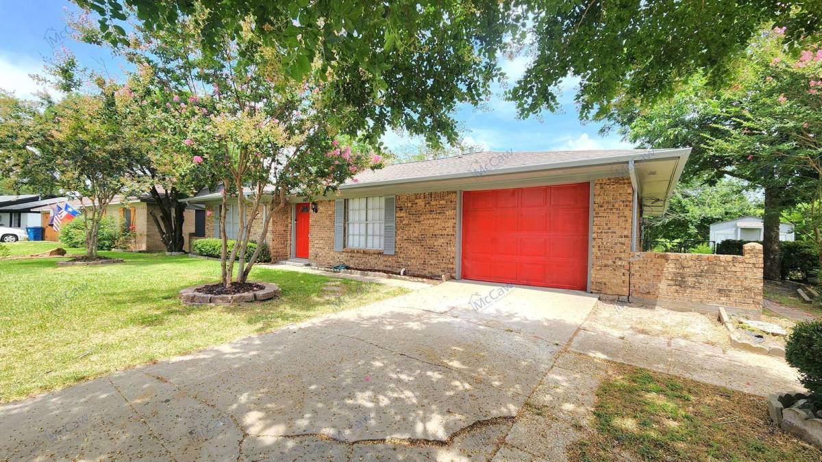 House for rent at 1423 Main St, Kaufman, TX 75142