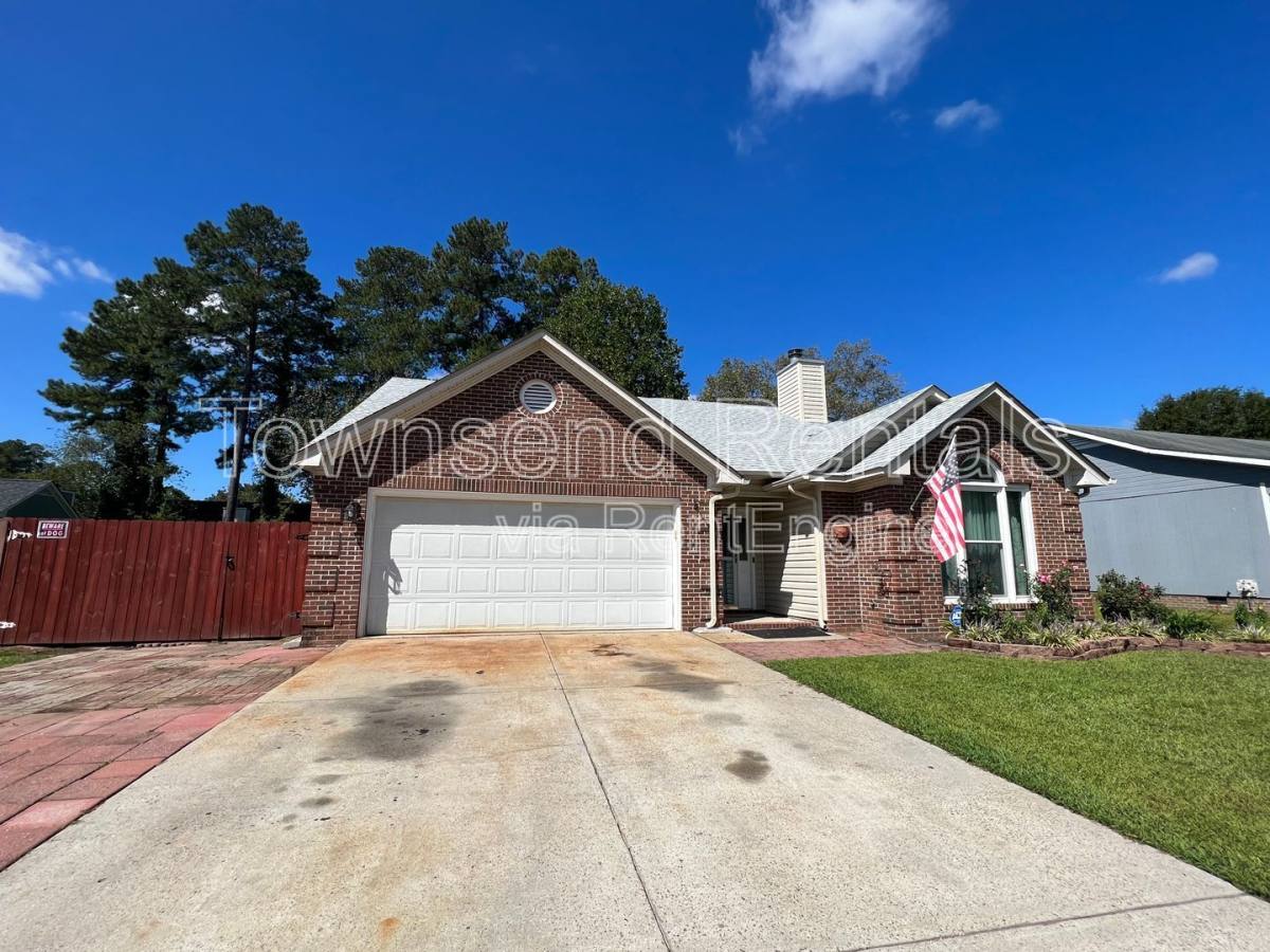 House for rent at 1336 Oak Knolls Dr, Fayetteville, NC 28314
