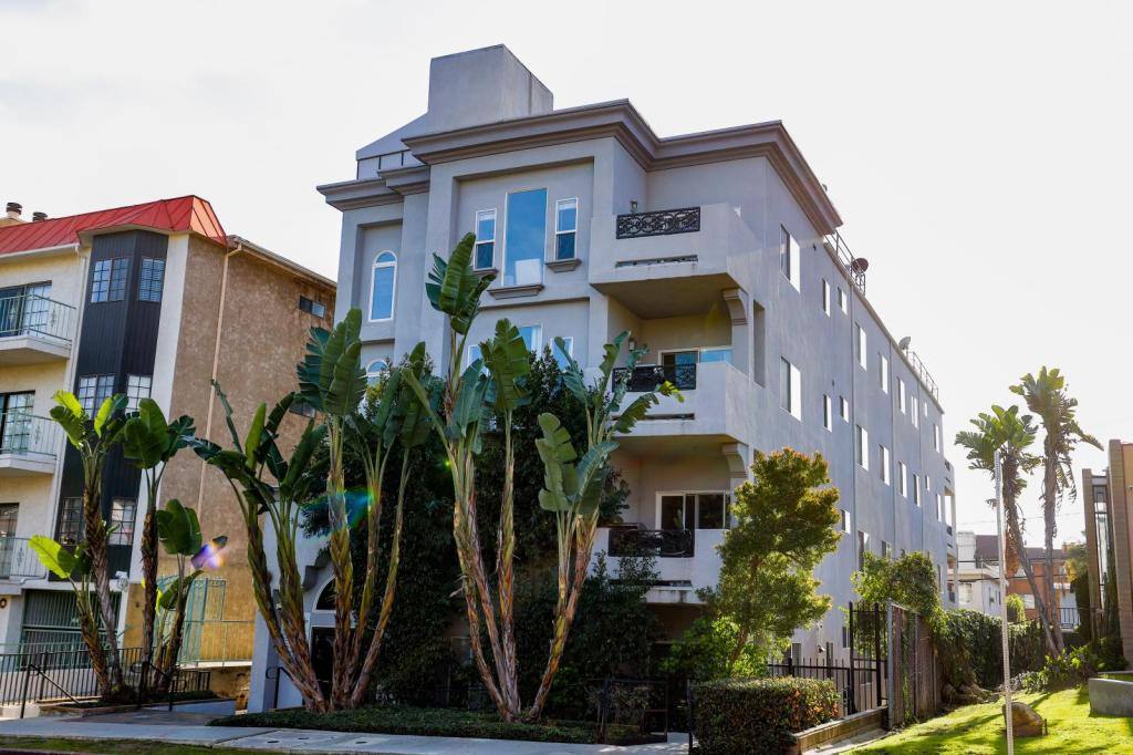 Apartment for rent at 1433 Federal Ave #302, Los Angeles, CA 90025