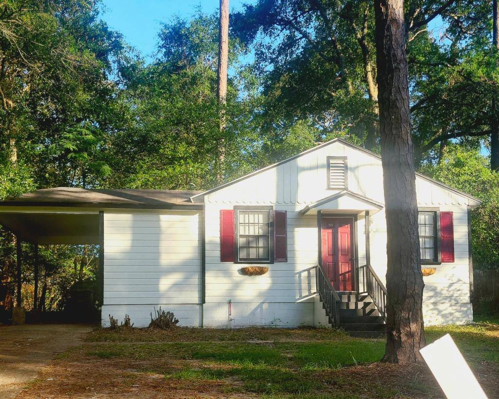 House for rent at 324 Pineview Lane W, Mobile, AL 36608