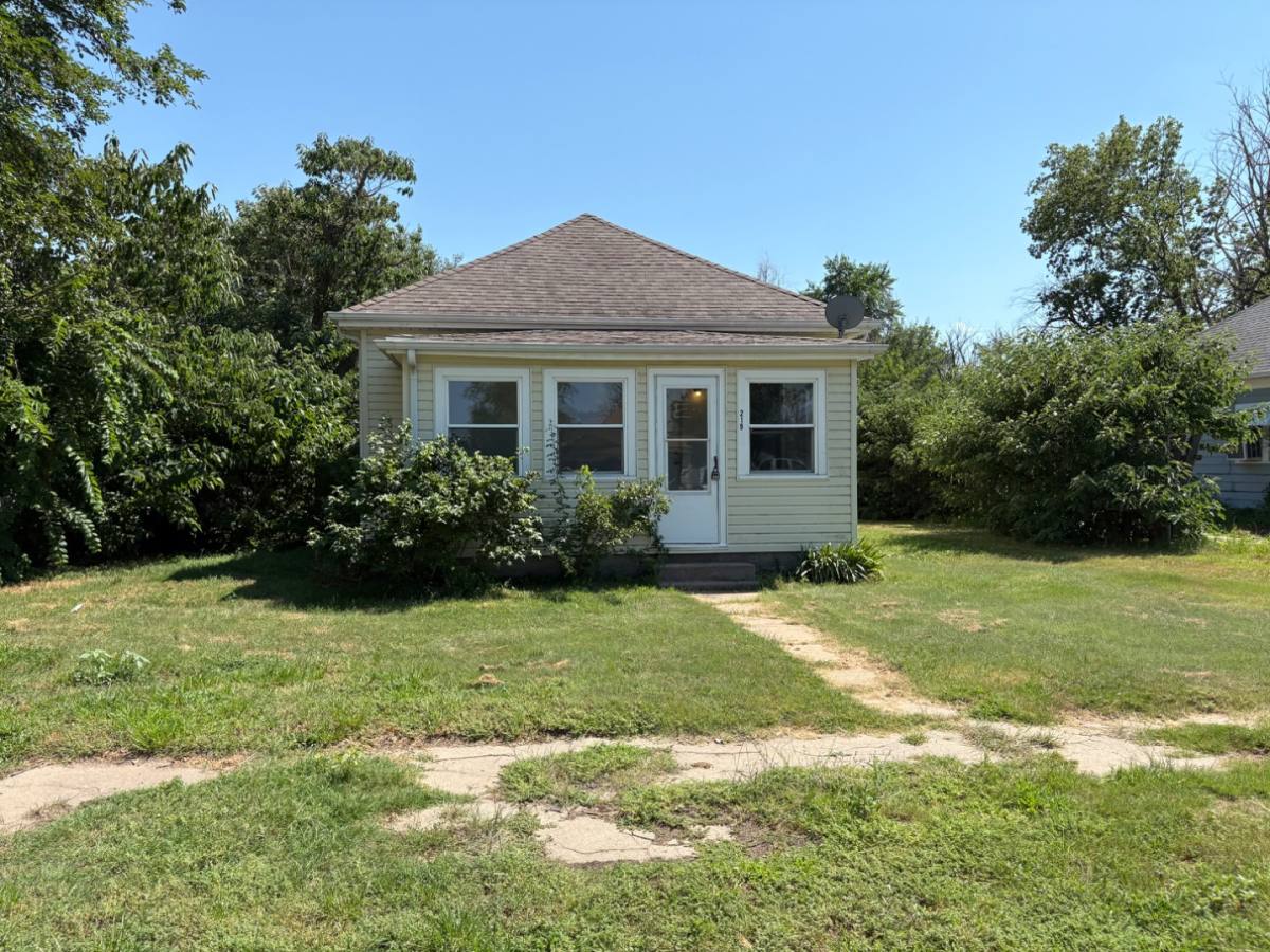 House for rent at 219 E Campbell St, Hutchinson, KS 67501