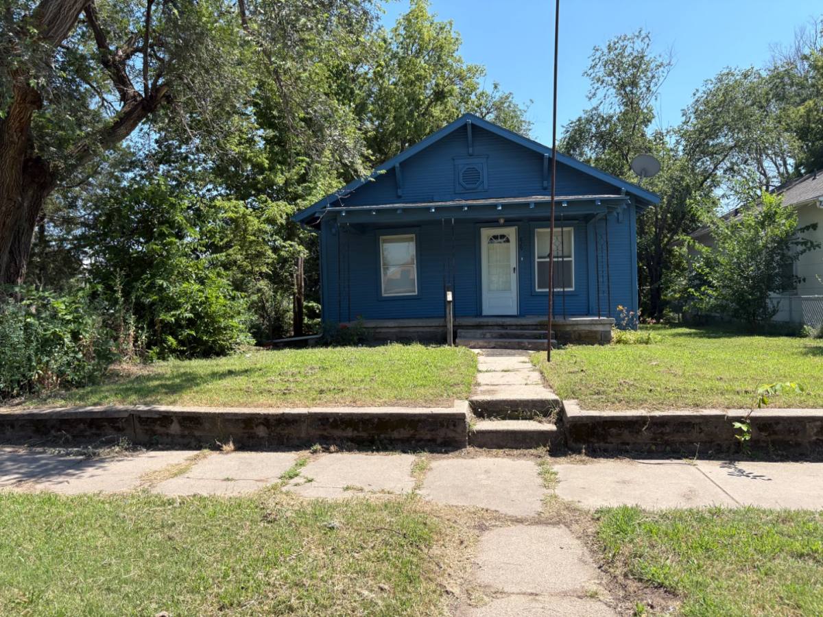 House for rent at 829 E 3rd Ave, Hutchinson, KS 67501