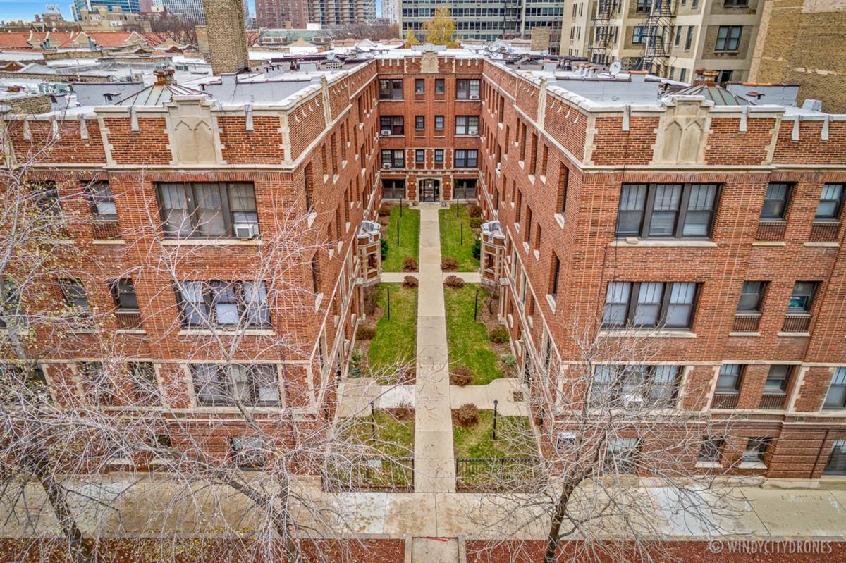 Apartment for rent at 512 W Cornelia Ave, Chicago, IL 60657