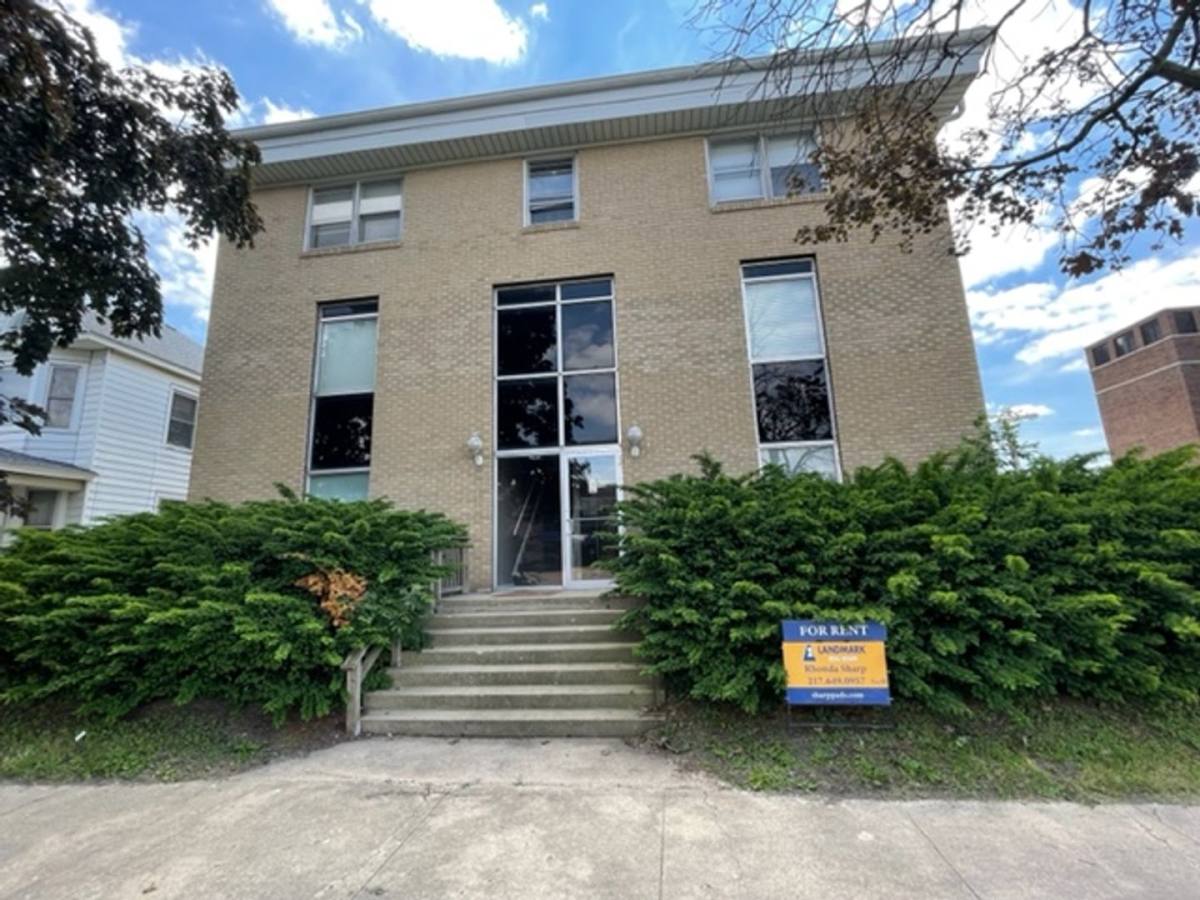 Apartment for rent at 1407 Charleston, Mattoon, IL 61938