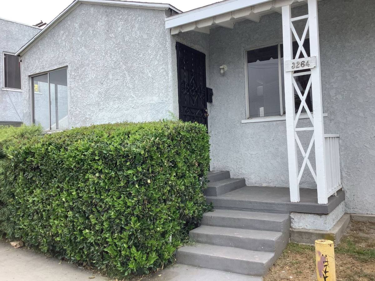 Apartment for rent at 3264-70 S Randolph, Huntington Park, CA 90255