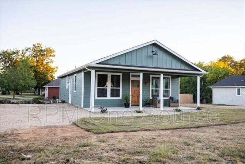 House for rent at 804 Walnut St, Honey Grove, TX 75446