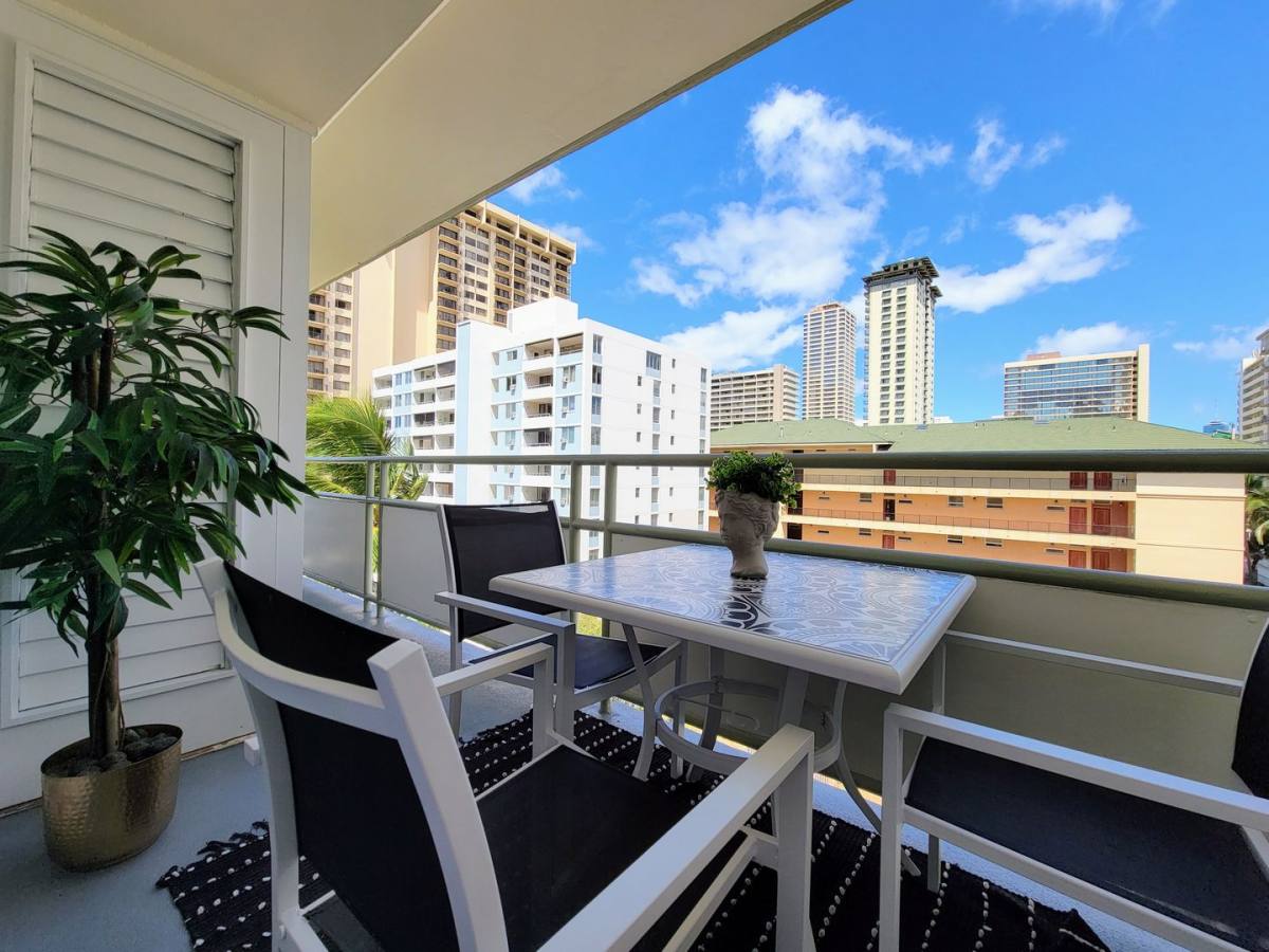 Condo for rent at 445 Kaiolu St, Honolulu, HI 96815