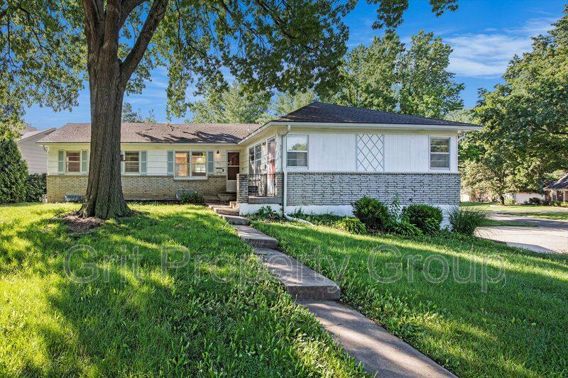 House for rent at 5717 W 97th St, Overland Park, KS 66207