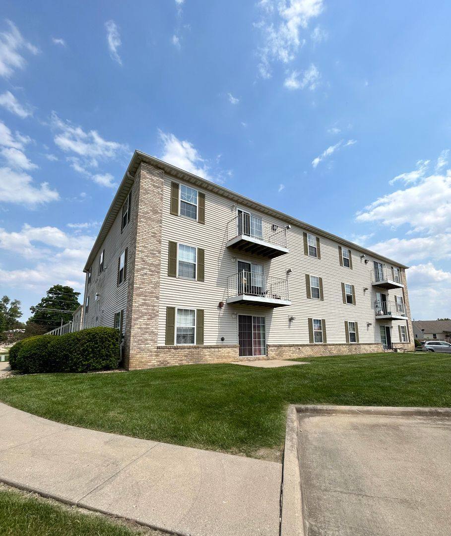Apartment for rent at 2001 S Morris Ave, Bloomington, IL 61704