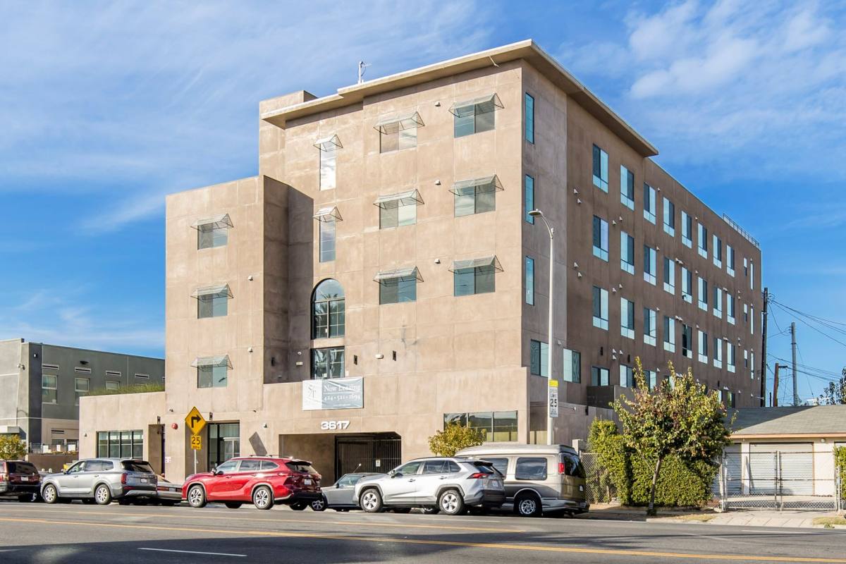 Apartment for rent at 3617 Venice Blvd, Los Angeles, CA 90019