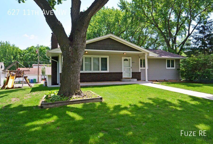 House for rent at 627 11th Ave NW, Saint Paul, MN 55112