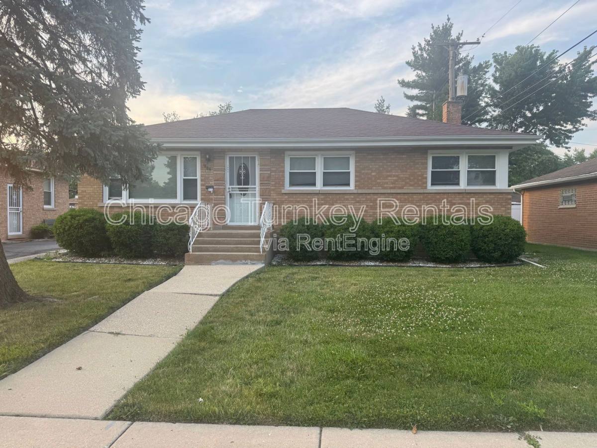 House for rent at 1006 E 163rd Place, South Holland, IL 60473