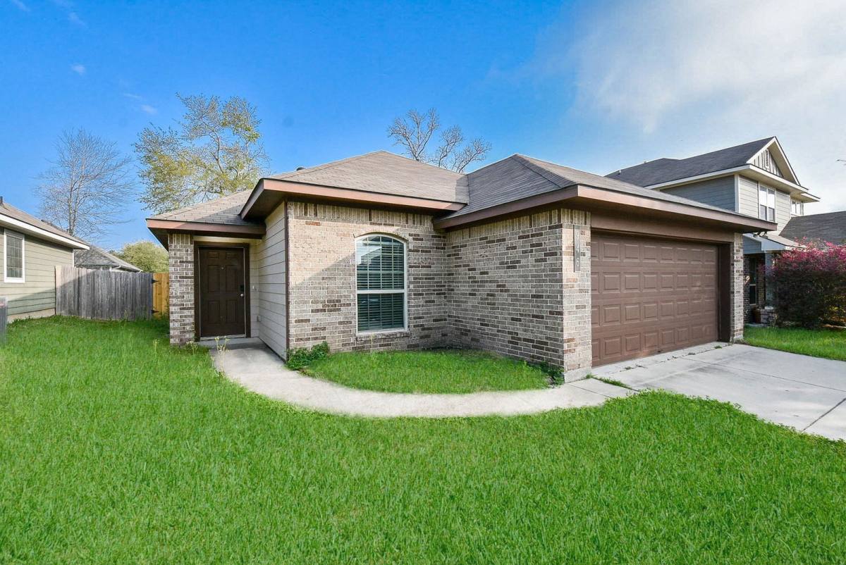 House for rent at 946 Oak Falls Dr, Willis, TX 77378